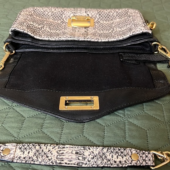 - Kenneth Cole Snake Front Handbag. - Picture 15 of 16